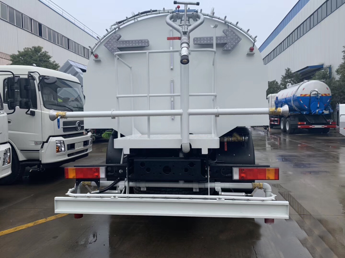 13方東風(fēng)天龍 后雙橋路面清洗車 13方東風(fēng)天龍 后雙橋路面清洗車