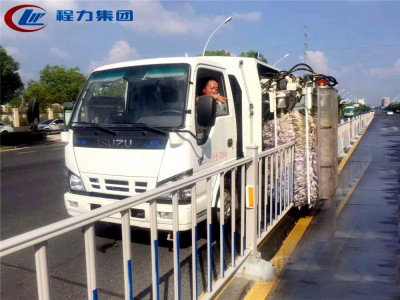 4方城市護(hù)欄清洗車