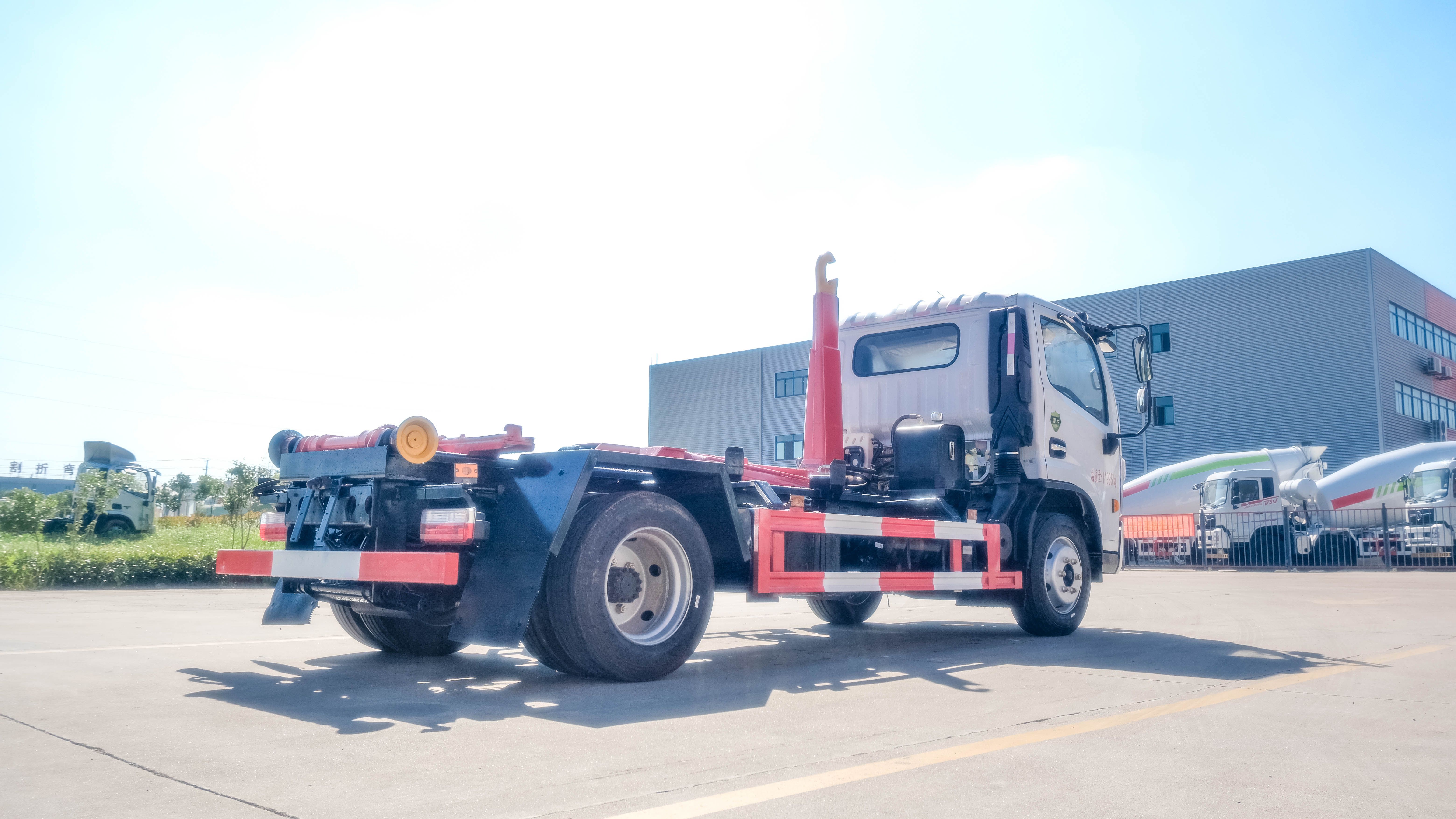 東風(fēng)大多利卡7方勾臂垃圾車 東風(fēng)大多利卡7方勾臂垃圾車